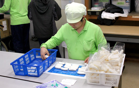 緩衝剤の袋詰め作業